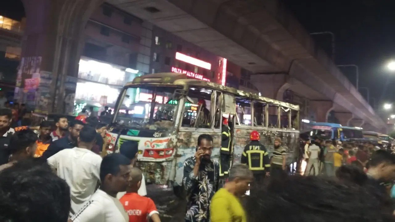 রাজধানীর মিরপুরে চলন্ত বাসে আগুন